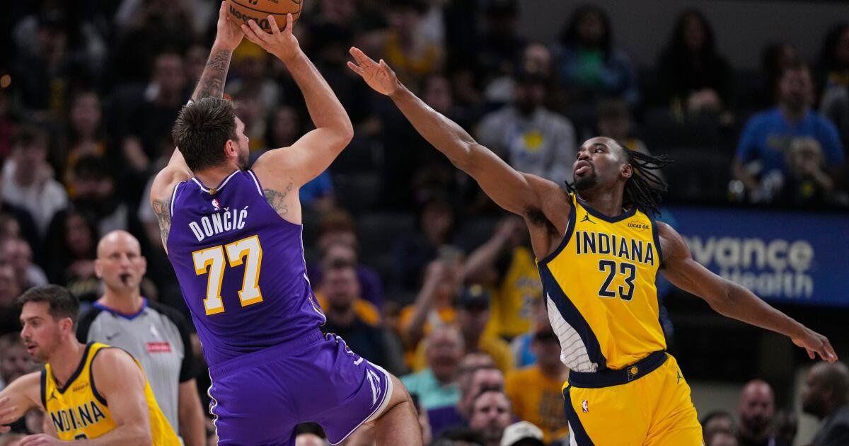 Luka Doncic anota 43 puntos mientras los Lakers aguantan el último ataque de los Pacers