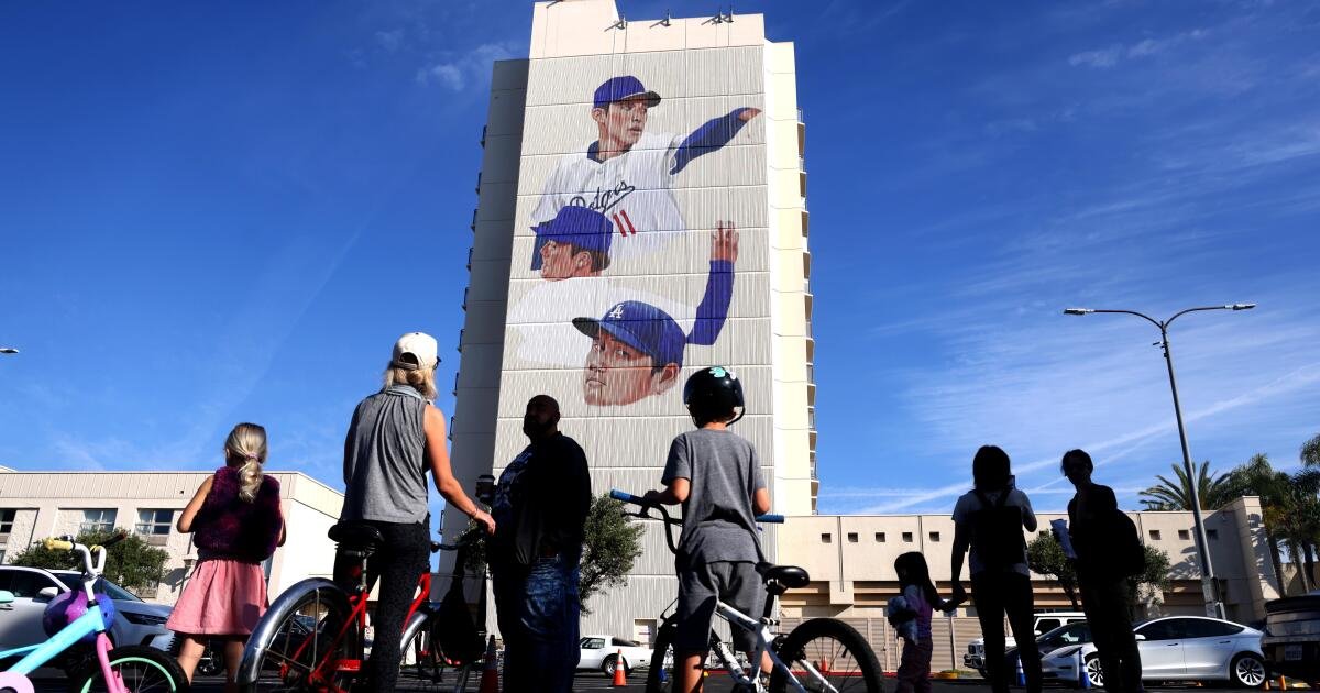 Ohtani, Yamamoto y Sasaki son homenajeados en el mural de 12 pisos de los Dodgers