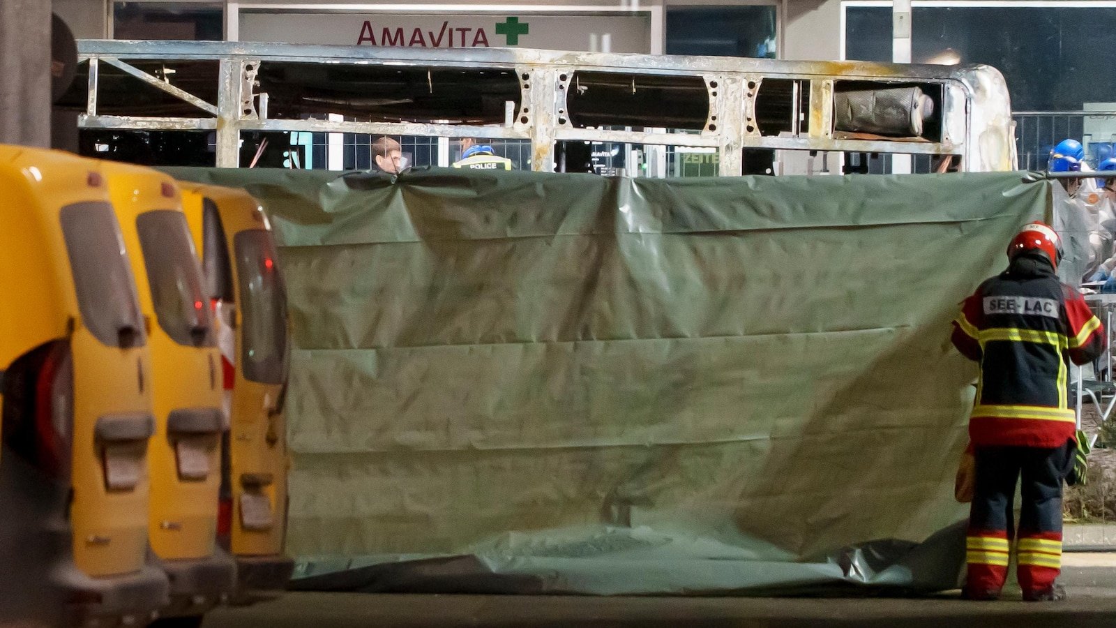 Varios muertos después de que un autobús postal estallara en llamas, dicen las autoridades