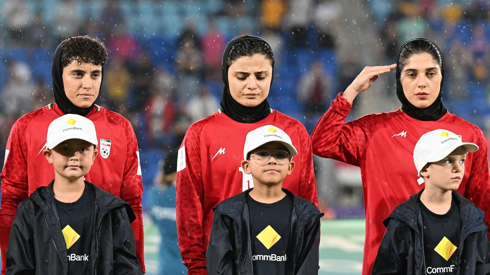 Australia concede asilo a cinco integrantes del equipo de fútbol femenino de Irán, dice un funcionario