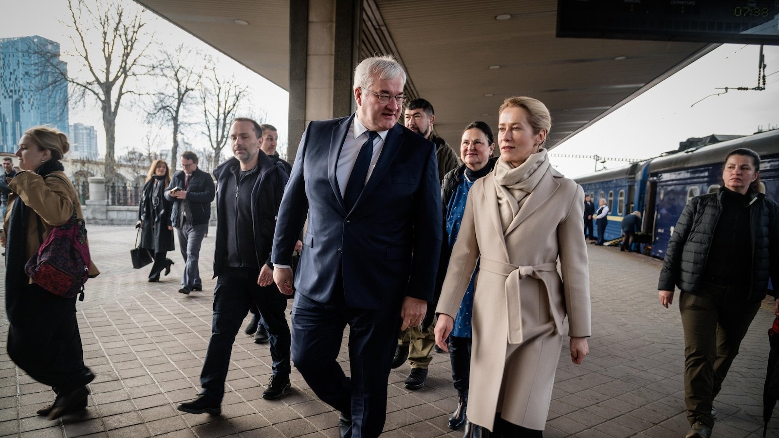 Diplomáticos europeos visitan Ucrania en el aniversario de las atrocidades rusas de Bucha