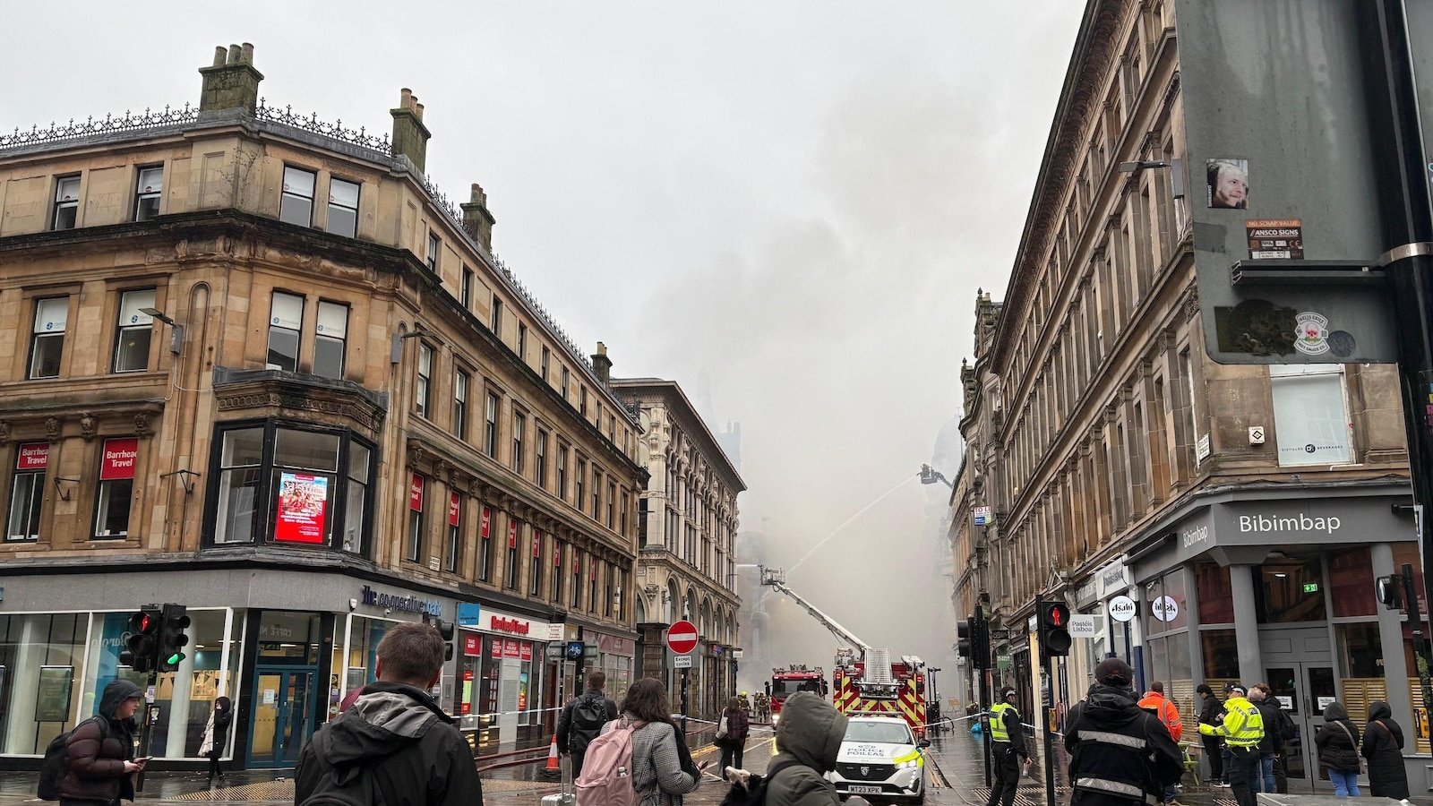 Un incendio en un edificio en Glasgow cierra la estación de tren más transitada de Escocia e interrumpe los servicios ferroviarios