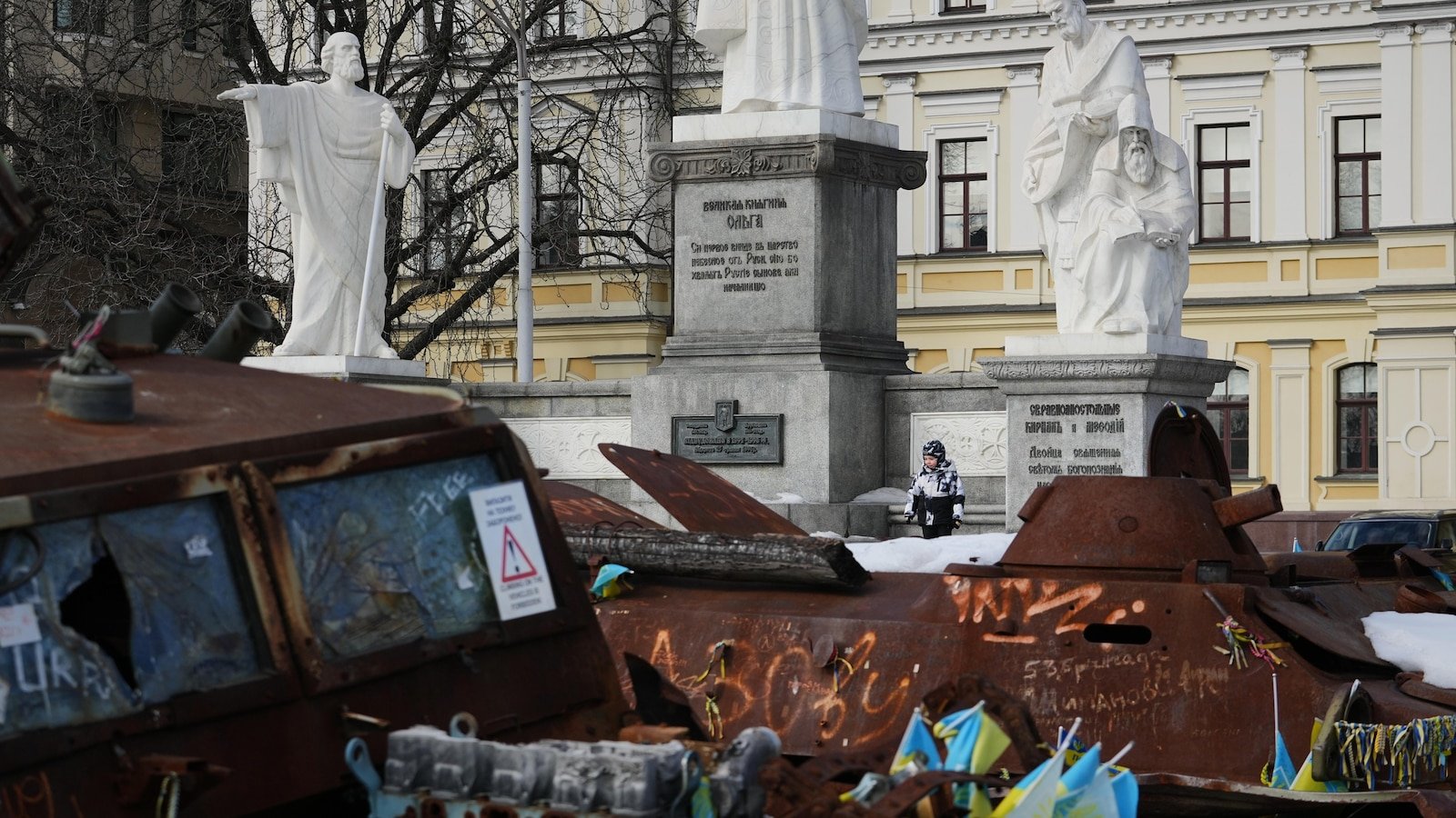 Las conversaciones entre Rusia y Ucrania previstas para esta semana en Abu Dhabi podrían cambiar de sede, dice Zelensky