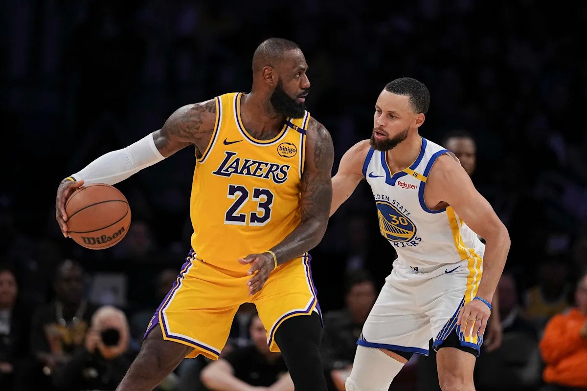 Stephen Curry está de baja para el partido del jueves contra los Lakers y no se enfrentará a LeBron James en la temporada regular 2025-26