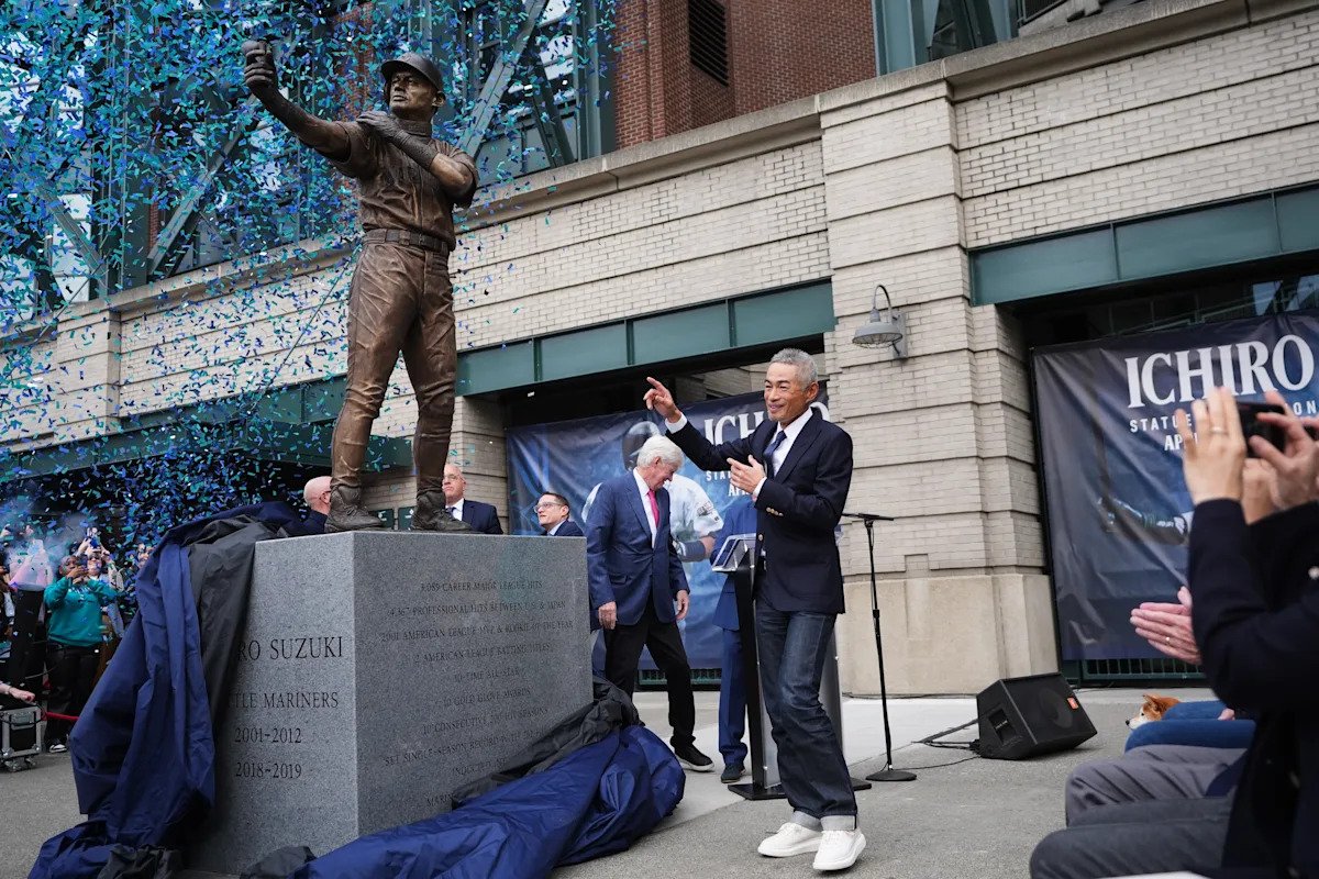 Los Marineros develaron la estatua honorífica de Ichiro Suzuki, aunque con un bate roto