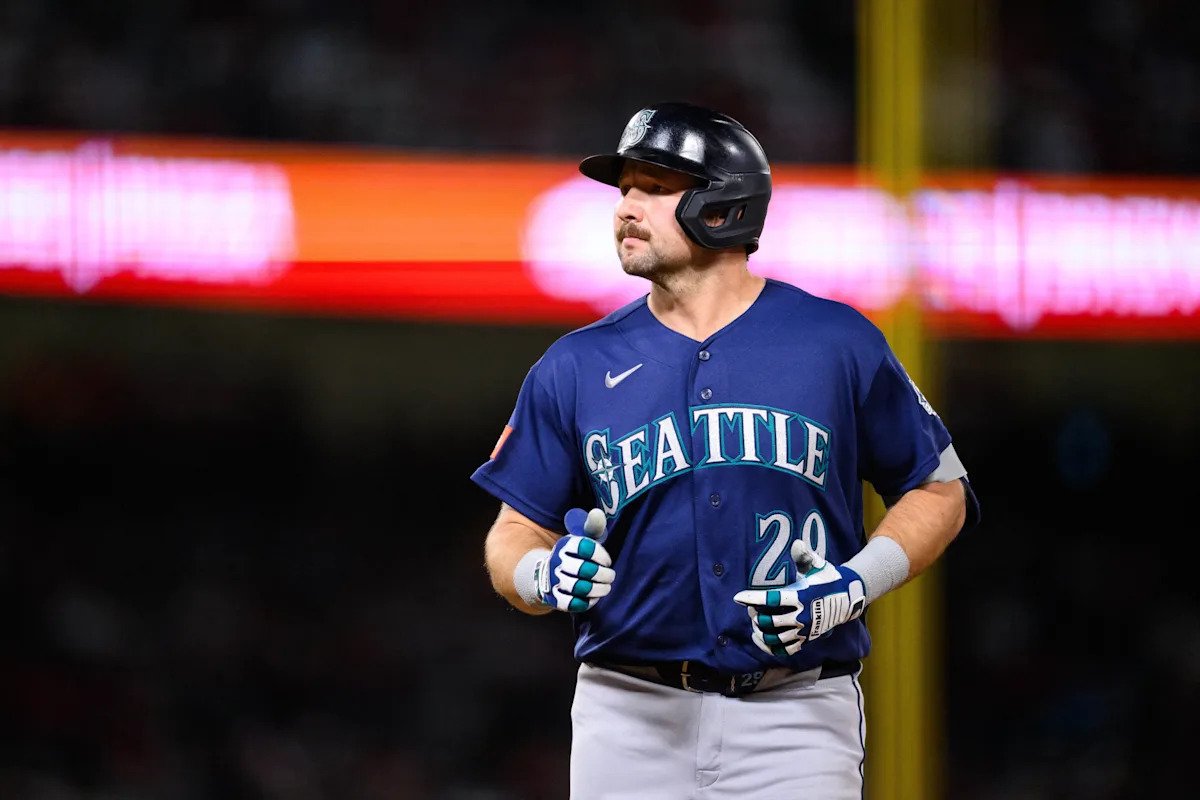 Cal Raleigh se queda sin jonrón tras robarle al RF de los Angelinos Jo Adell