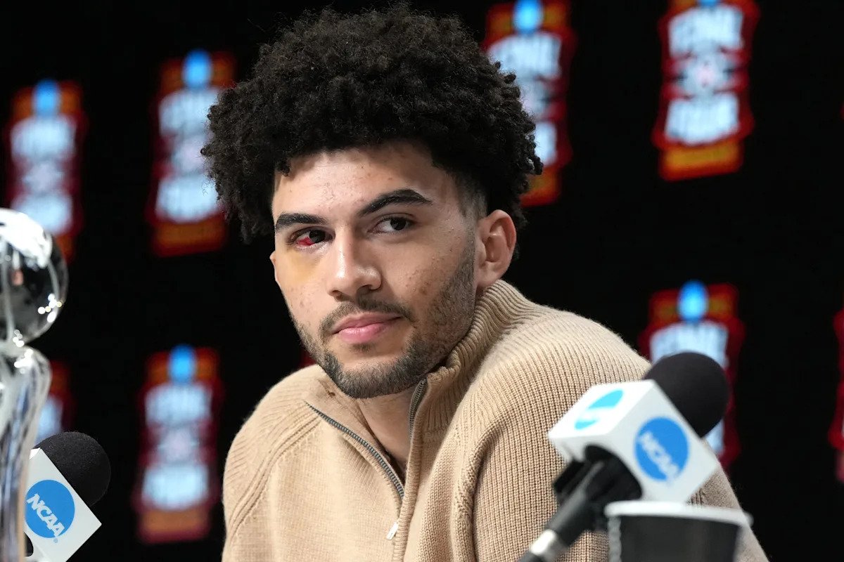 Cam Boozer de Duke y Sarah Strong de UConn ganan el Wooden Award, completando los honores consensuados de Jugadora Nacional del Año