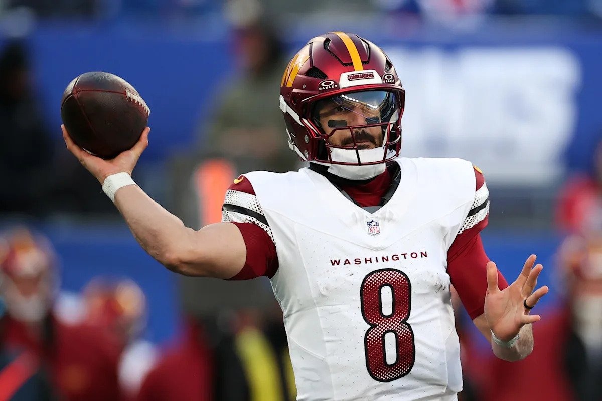 Los nuevos uniformes de los Comandantes rinden homenaje a la historia de la franquicia con camisetas color burdeos y dorado y un nuevo casco Javelin.