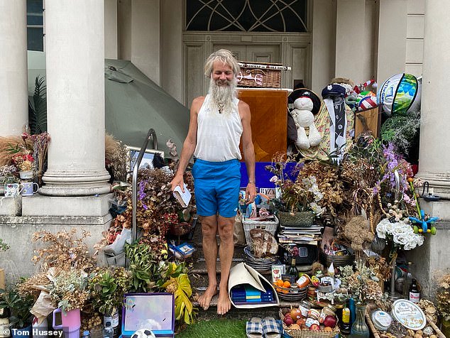 El okupa más distinguido de Gran Bretaña, que vive a las puertas de la mansión de Knightsbridge, valorada en £210 millones, se queja de que los gritos de Lamborghinis lo mantienen despierto durante la noche.