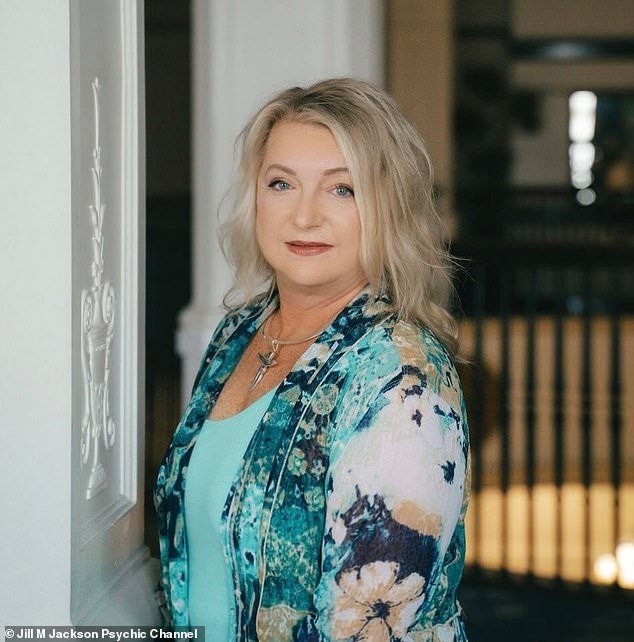 Hablo con gente muerta en el más allá. Todos comparten los mismos arrepentimientos sobre su tiempo en la Tierra… pero no es lo que piensas.