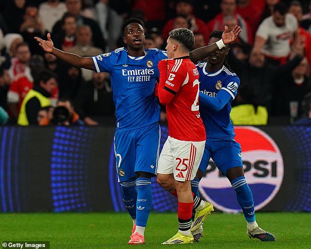 La estrella del Benfica acusada de abuso racista contra Vinicius Jr duplica su reclamo por comentario homofóbico en la primera entrevista desde el presunto incidente