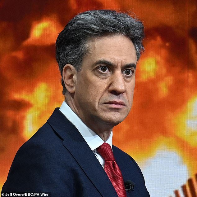 Controle al “dogmático” Ed Miliband para reducir el costo de vida, le dice Kemi a Keir Starmer