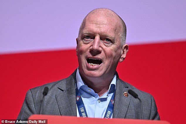 Los estudiantes se enfrentan al caos este año mientras los profesores amenazan con huelgas por los salarios