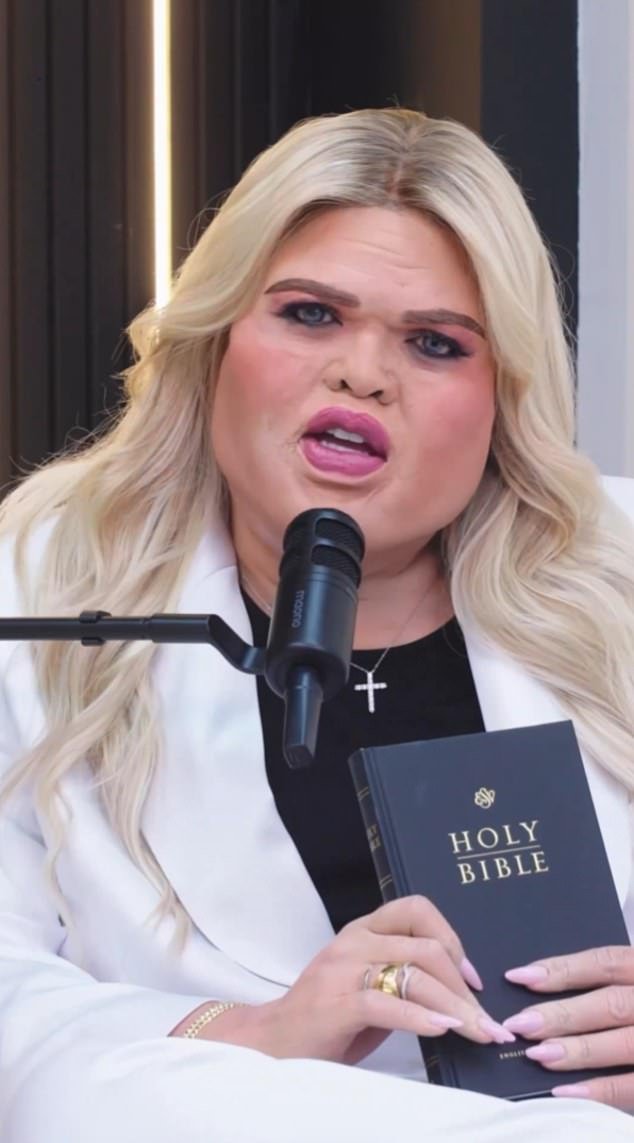 Trump le dice a Erika Kirk que “demande a su trasero” después de que el comediante se burlara cruelmente de su comportamiento tras el asesinato de Charlie.