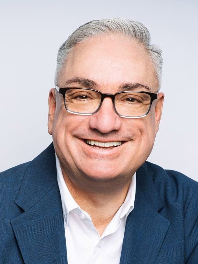 Los secretos del pasado regresan para seguir al CEO en el centro de una exitosa demanda por drogas, apuestas y malversación de fondos por una clínica de cirugía plástica que lleva a las estrellas.