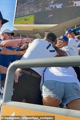 El caos estalla en el juego de los Dodgers de Los Ángeles cuando los fanáticos se lanzan golpes y se tiran del cabello en una pelea salvaje.