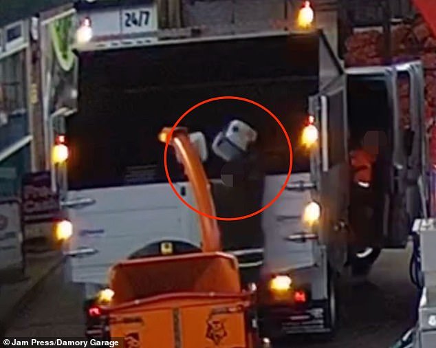 Esto es cuando ladrones descarados se llevan a un niño en una redada en una gasolinera a plena luz del día, mientras crecen los temores de escasez de combustible en Gran Bretaña en medio del bloqueo de guerra de Irán.