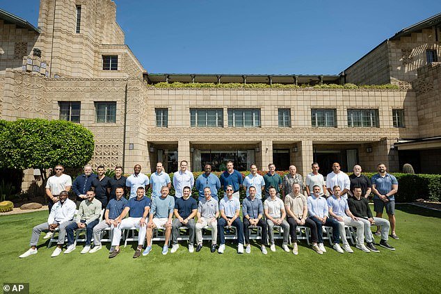 Los fanáticos observadores notarán que faltan dos entrenadores de la NFL en su foto grupal anual… pero ¿puedes identificarlos?