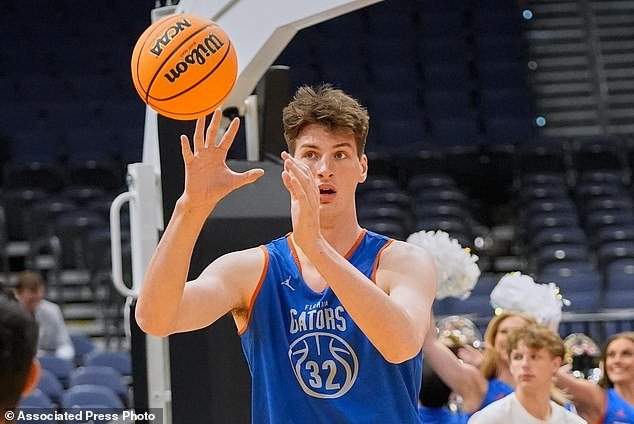 Olivier Rioux de Florida, de 7 pies 9 pulgadas, el jugador más alto del March Madness de todos los tiempos, está tomando una decisión sorprendente sobre su futuro.