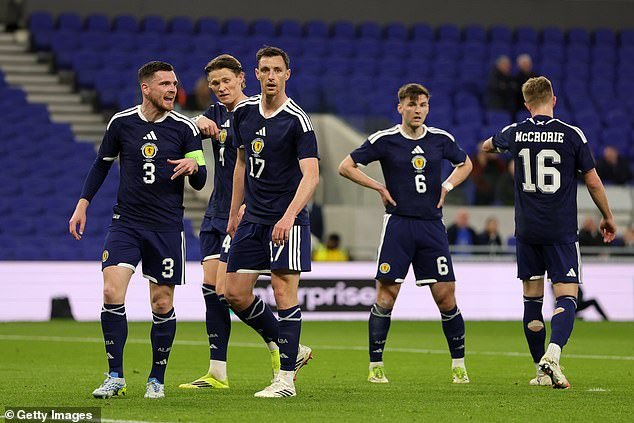 “Ya no hablo de mi contrato”, dice el seleccionador escocés, Steve Clarke. “Quiero concentrarme en el Mundial de ahora en adelante…”