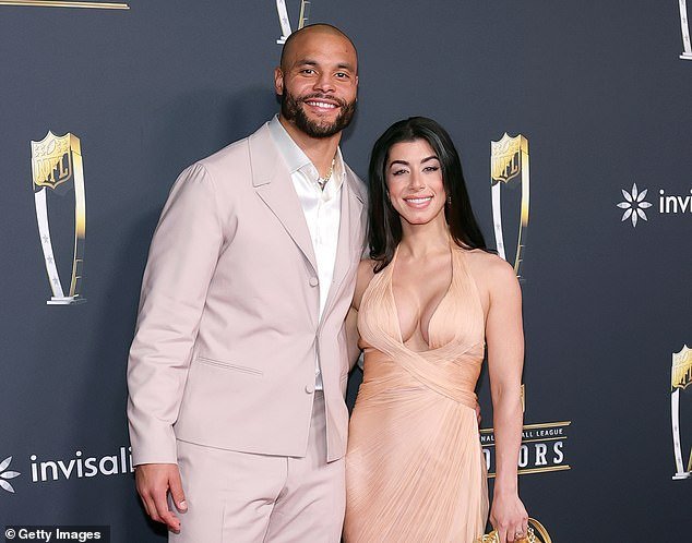 La actualización sobre Dak Prescott proviene de un confidente de los Dallas Cowboys después de que se separó de su prometida pocos días antes de su boda.