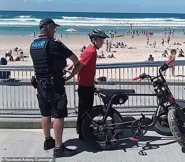 ¿Terca o bastante justa? Los australianos están divididos después de que un joven ciclista se enfrentara a un oficial de policía sensato