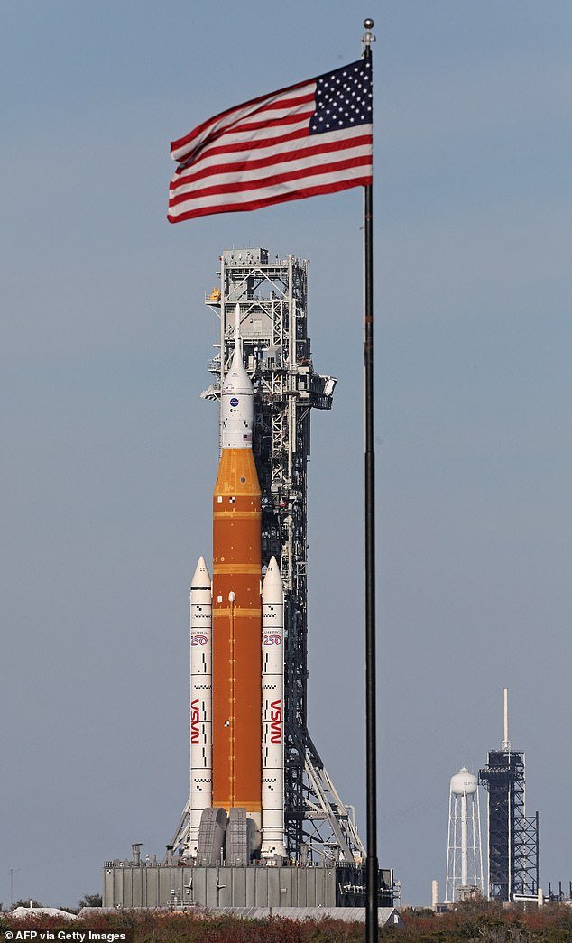 Mientras Artemis 2 se prepara para dirigirse a la luna esta noche, esto es lo que significa para las esperanzas de la NASA de anticiparse a los arrogantes chinos en la superficie lunar… y en Marte, escribe el ex astrónomo real MARTIN REES