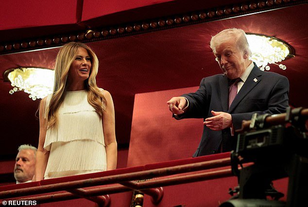 Donald Trump y Melania asisten a la noche inaugural de Chicago en el Centro Kennedy “Trump”