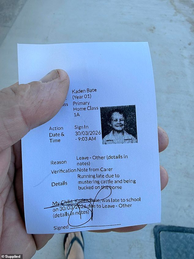 Un niño de primer grado se vuelve viral por llegar cómicamente tarde a la escuela, pero no todo es lo que parece