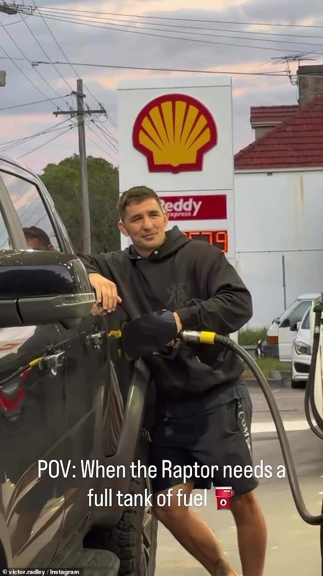 Dos de las estrellas del fútbol con mayores ingresos de Australia se sorprenden de cuánto tienen que pagar por un tanque de gasolina.