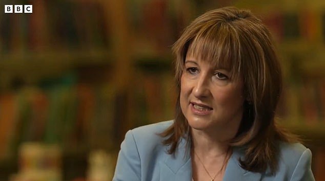 Reeves dice que está “enojada” con Trump por la guerra de Irán y al mismo tiempo pone a Gran Bretaña en alerta por una recesión… pero frustra las esperanzas de un recorte del impuesto al combustible o de ayuda con las facturas de energía para la clase media.