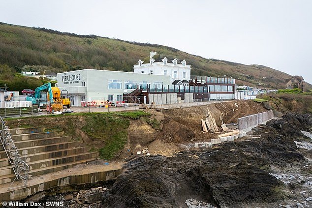 El propietario del parque de vacaciones se ve obligado a gastar 300.000 libras esterlinas en un malecón para proteger su restaurante junto al acantilado después de que el ayuntamiento se negara.