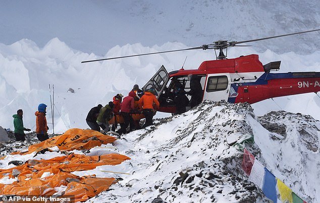 Escándalo de envenenamiento del Everest: los guías ‘atan en secreto la comida de los escaladores para desencadenar costosos rescates en helicóptero’ como parte de un fraude de seguros de £ 15 millones