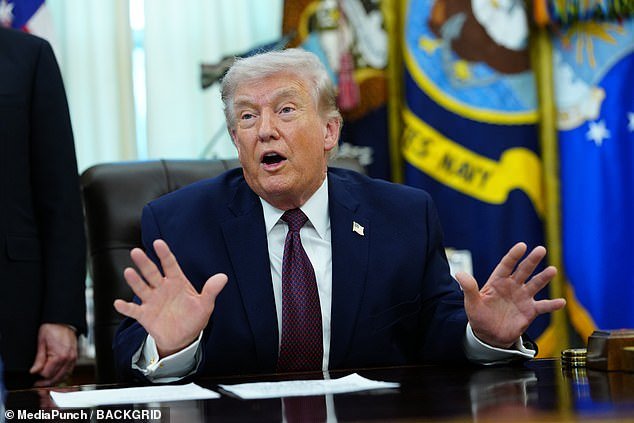 Trump dice que el nuevo líder de Irán ha pedido un alto el fuego y que lo considerará si Ormuz es “libre y limpio”.