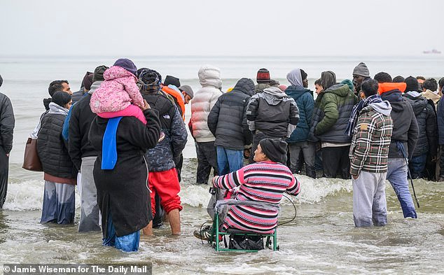 Dos inmigrantes mueren al intentar abordar un pequeño barco con destino a Gran Bretaña cerca de Calais, horas después de que Gran Bretaña aceptara pagar millones a Francia por patrullas en la playa.