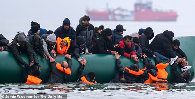Se utilizarán drones de reconocimiento facial en el Canal de la Mancha para atrapar a los traficantes de migrantes que operan pequeñas embarcaciones