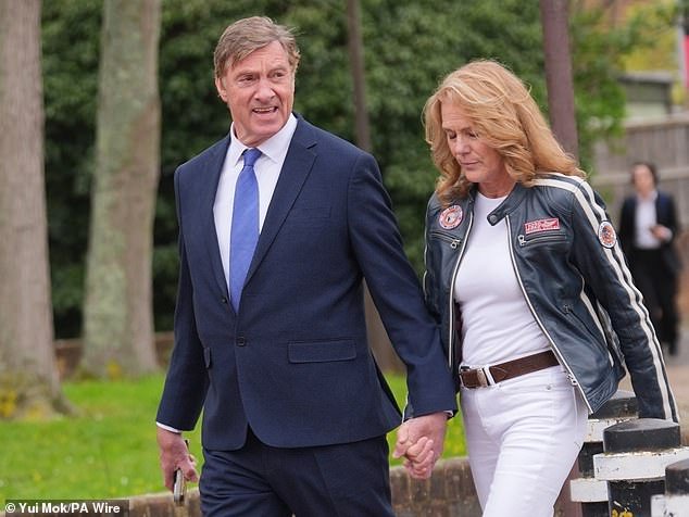 La ex estrella de I’m A Celeb… Lord Brocket enfrenta cargos de violación después de que el juez desestimara su intento de desestimar el caso.