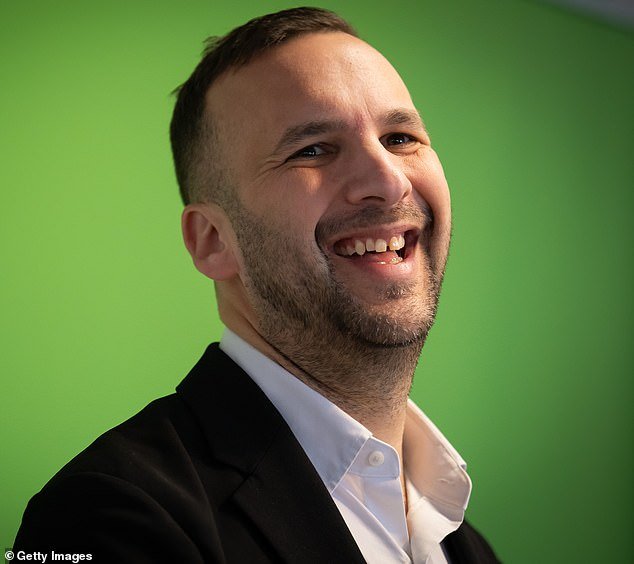 Los Verdes planean reducir el límite de velocidad en las autopistas británicas a 90 km/h como parte de la “guerra contra los conductores” de Zack Polanski.