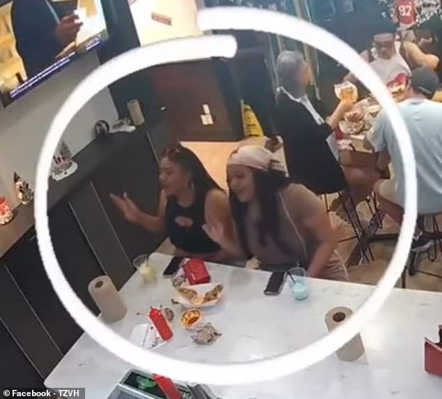 Mujeres golosas se filmaron bailando de placer mientras comían un banquete de mariscos en un restaurante de la esquina y luego se marcharon sin pagar
