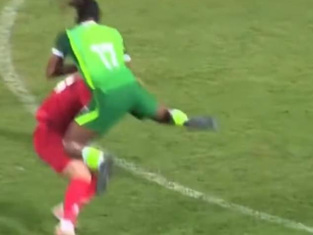 La estrella de la Premier League es expulsada en un amistoso después de reaccionar enojado a una entrada y saltar sobre su oponente, provocando una pelea.