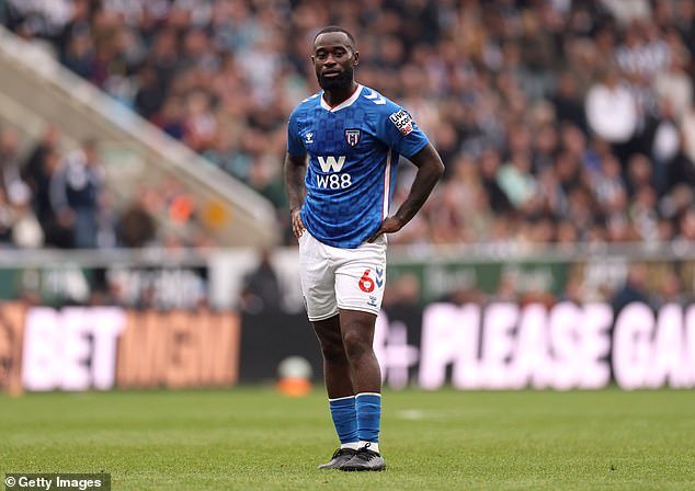 La policía arresta a un aficionado al fútbol de 45 años después de que supuestamente profiriera insultos racistas hacia la estrella del Sunderland durante el derbi del Tyne Wear contra el Newcastle.