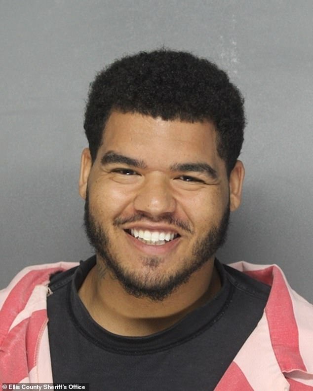 Ex estrella de los Cowboys sonríe ante una repugnante fotografía policial tras su arresto por presunta agresión a una mujer embarazada