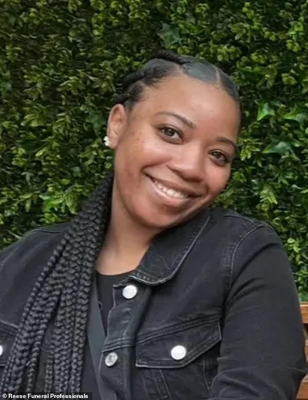 Un empleado del Departamento de Defensa de 33 años tuvo una muerte horrible durante un vuelo de 15 horas de Korean Airlines después de que el personal cometiera un terrible error, dice la demanda.