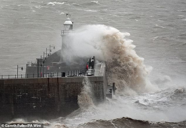 Los fuertes vientos que alcanzan velocidades de hasta 70 mph podrían causar caos durante las vacaciones de Semana Santa, advirtió la Oficina Meteorológica.
