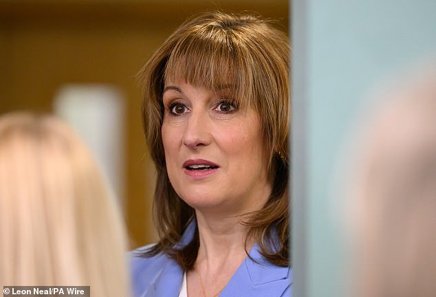 Se insta a las familias a prepararse para un aumento de £440 en las facturas de energía este verano, mientras el Banco Mundial y el FMI advierten que la crisis de Irán podría desencadenar una recesión global.