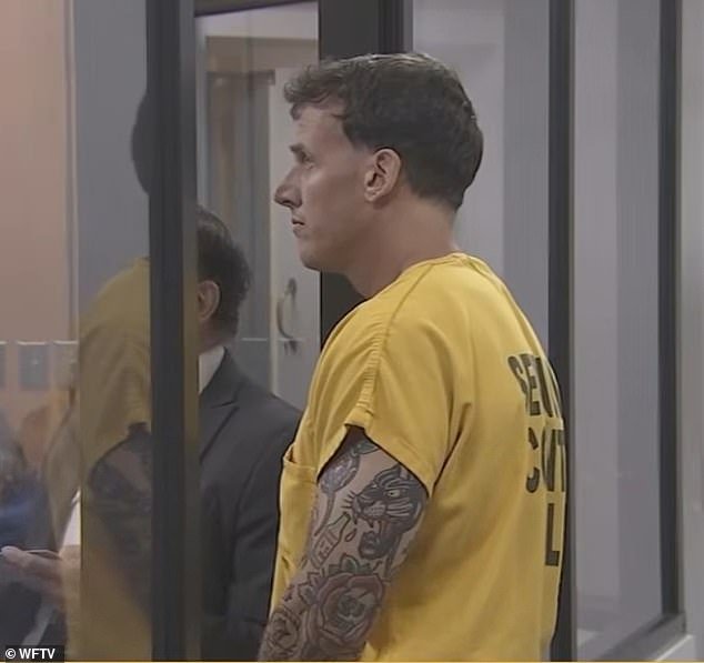 El maestro de Florida, de 41 años, muy tatuado, le dijo a su novia que solo salía con ella porque quería a su hija de 13 años, dijo la policía.