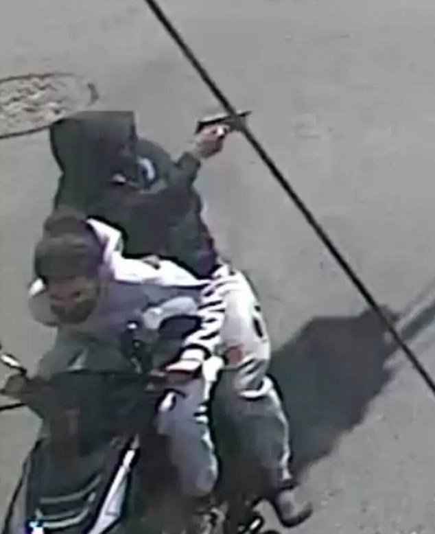 Momento en el que un pistolero de Nueva York mata a tiros a un BEBÉ en una calle de Brooklyn a plena luz del día antes de escapar en la parte trasera de una scooter