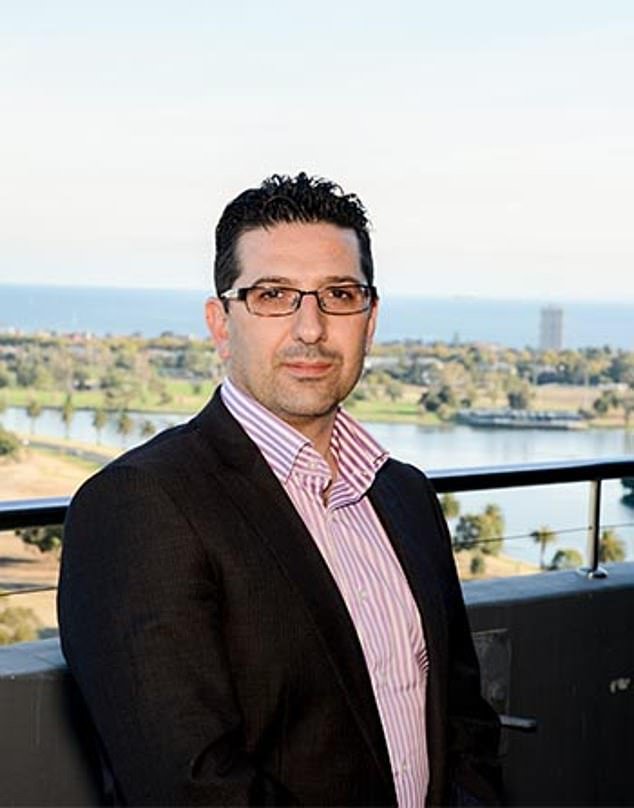 Un ejecutivo de First Guardian admite que gastó más de 100.000 dólares en un bolso Hermès Birkin para una mujer que apenas conocía, mientras que miles de personas perdieron sus ahorros.