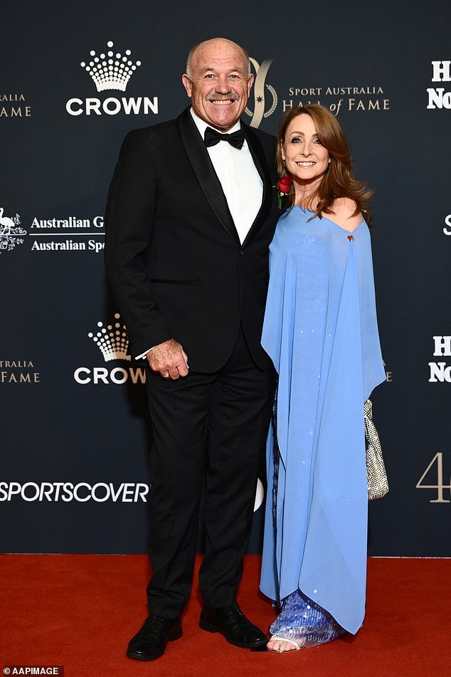 Revelado: Cómo la nueva esposa del ícono del fútbol Wally Lewis ‘cambió su vida’ mientras él lucha contra una enfermedad cerebral mortal