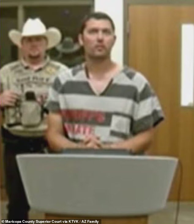 El hijo de 29 años mató a ambos padres en una casa de Arizona y luego llamó al 911 para contarle a la policía lo que había hecho, dicen los investigadores.